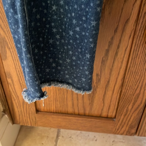 Vineyard Vines High Rise Crop Jamie Jeans with Stars Print - Picture 5 of 11